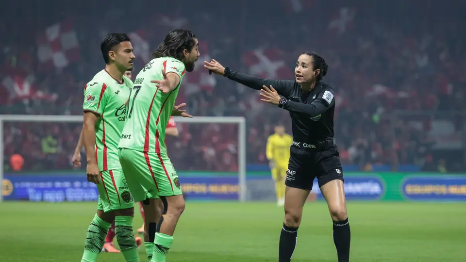 Jugadores de FC Juárez reclaman a Katia Itzel García | IMAGO 7