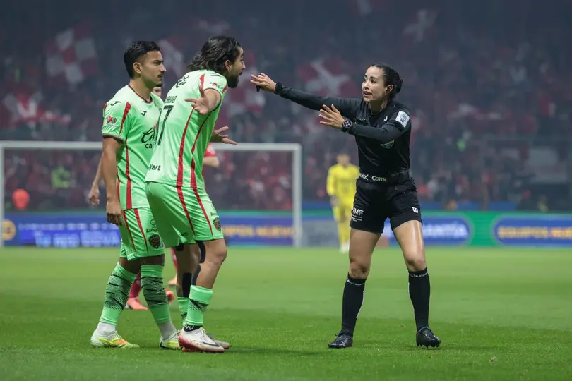 Jugadores de FC Juárez reclaman a Katia Itzel García | IMAGO 7