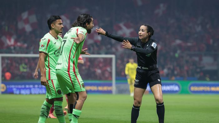 Jugadores de FC Juárez reclaman a Katia Itzel García | IMAGO 7