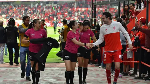 Katia Itzel García saluda a 'Pollo' Briseño en el partido de Toluca en Cuartos de Final del Apertura 2025 | IMAGO 7