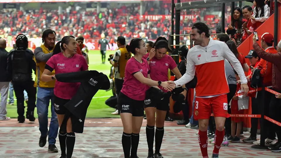 Katia Itzel García saluda a 'Pollo' Briseño en el partido de Toluca en Cuartos de Final del Apertura 2025 | IMAGO 7