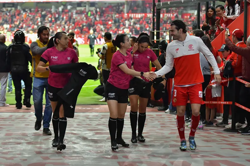 Katia Itzel García saluda a 'Pollo' Briseño en el partido de Toluca en Cuartos de Final del Apertura 2025 | IMAGO 7