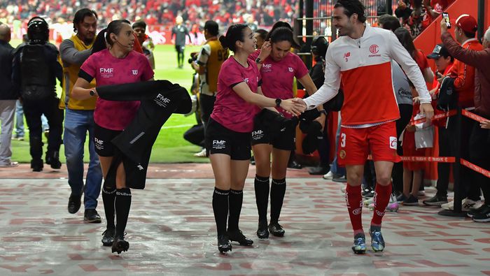 Katia Itzel García saluda a 'Pollo' Briseño en el partido de Toluca en Cuartos de Final del Apertura 2025 | IMAGO 7