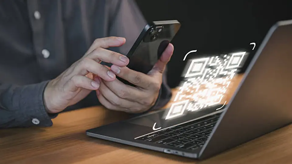 Antes de ingresar información financiera, verifica que el sitio al que te lleva un QR sea oficial y seguro. / iStock