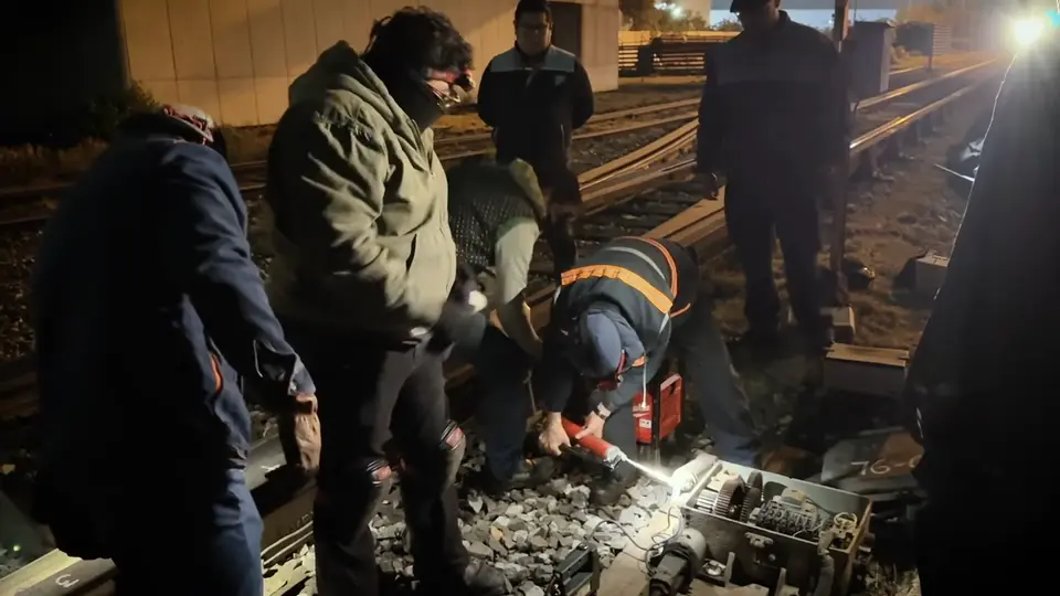 Para detectar posibles fallas, especialistas aplican partículas fluorescentes / Redes Sociales