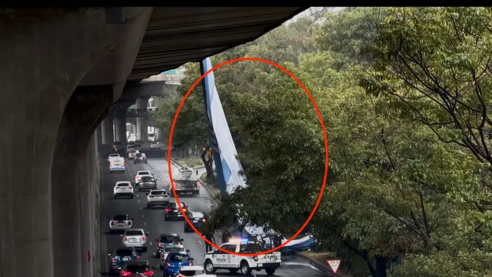 Fuertes vientos provocaron la caída de una lona de espectacular en Periférico Sur, generando afectaciones viales en la zona. / RS
