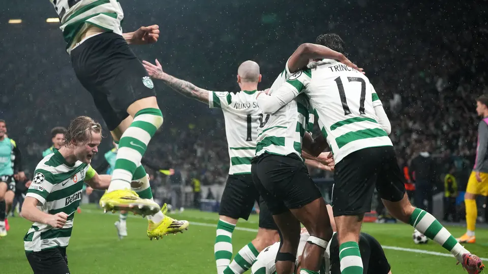Jugadores de Sporting Lisboa celebran con Maxi Araujo tras la remontada contra Bodo/Glimt | AP