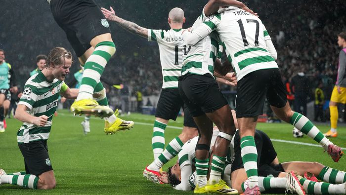 Jugadores de Sporting Lisboa celebran con Maxi Araujo tras la remontada contra Bodo/Glimt | AP