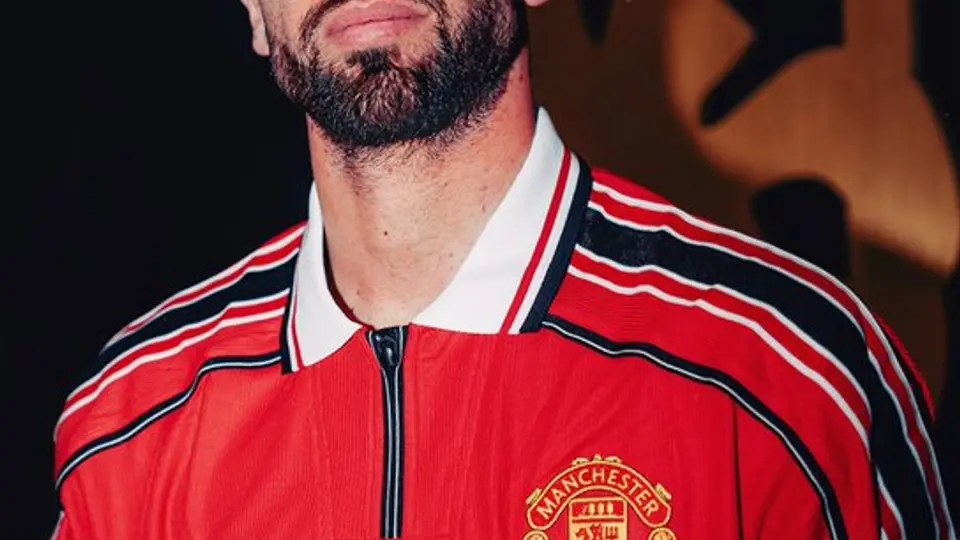 Bruno Fernandes portando el nuevo jersey l X: @ManUtd