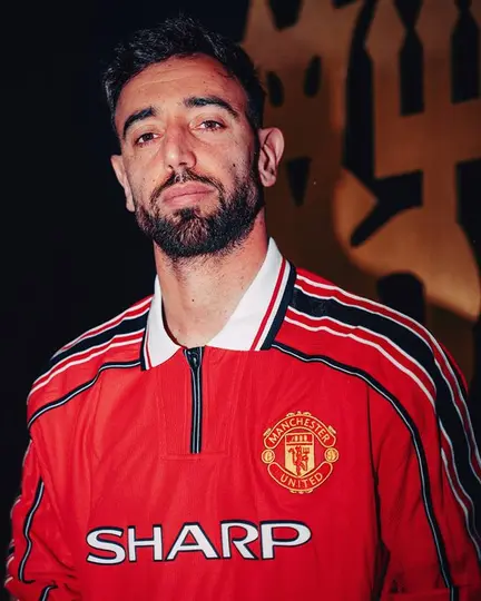 Bruno Fernandes portando el nuevo jersey l X: @ManUtd
