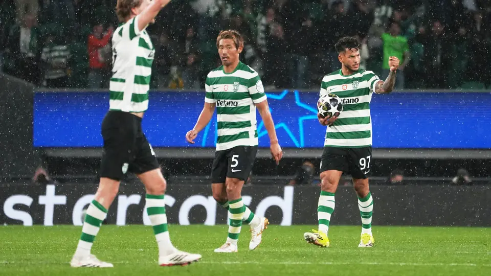 Jugadores de Sporting celebran con Pedro Goncalves en el partido contra Bodo/Glimt | AP