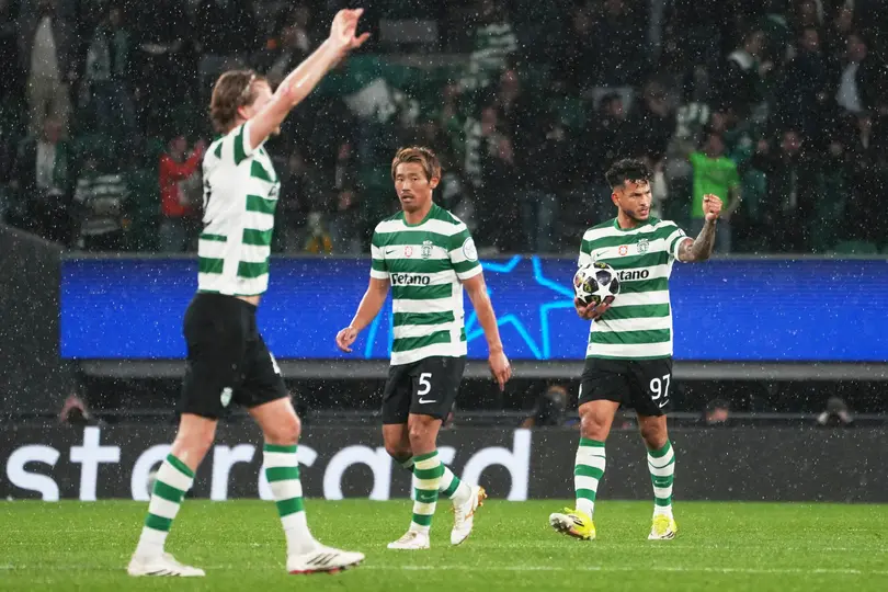 Jugadores de Sporting celebran con Pedro Goncalves en el partido contra Bodo/Glimt | AP