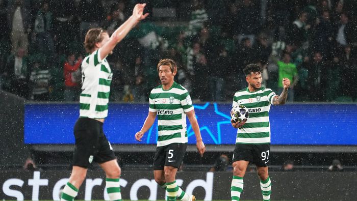 Jugadores de Sporting celebran con Pedro Goncalves en el partido contra Bodo/Glimt | AP