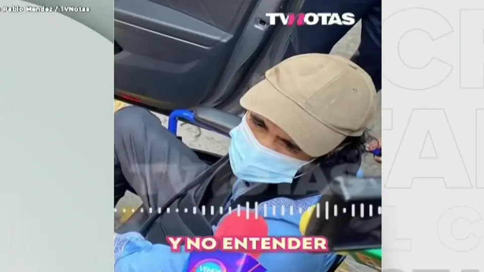 El histrión fue captado en silla de ruedas, con un inmovilizador ortopédico en el tobillo y cabestrillo en el brazo / Especial