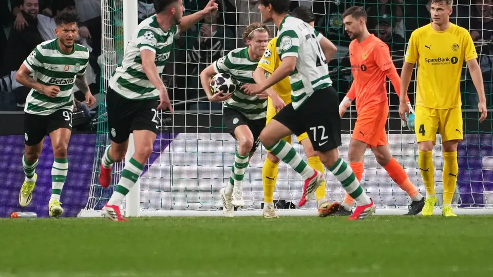Jugadores de Sporting Lisboa celebran el primer gol contra Bodo/Glimt en la Champions League | AP