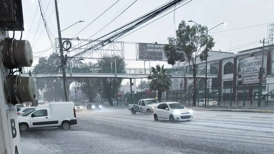 Una intensa granizada cubrió calles de Ecatepec, dejando imágenes inusuales con el suelo completamente blanco. / X: @EdoMexInf