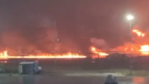 En total van cinco personas fallecidas, una era empleada de la refinería / Redes Sociales