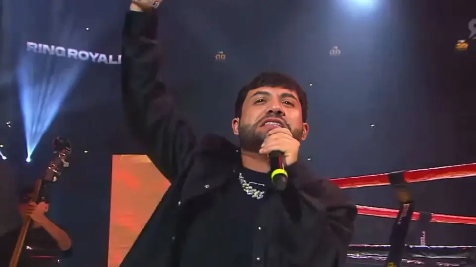 La actuación del cantante en Ring Royale generó polémica tras interpretar corridos./ Captura de pantalla