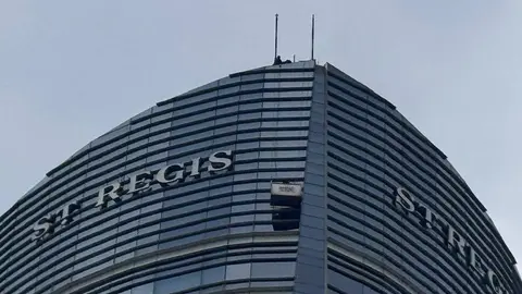 Elementos de emergencia realizaron maniobras para rescatar al trabajador atrapado a gran altura en Paseo de la Reforma./ X: @israellorenzana