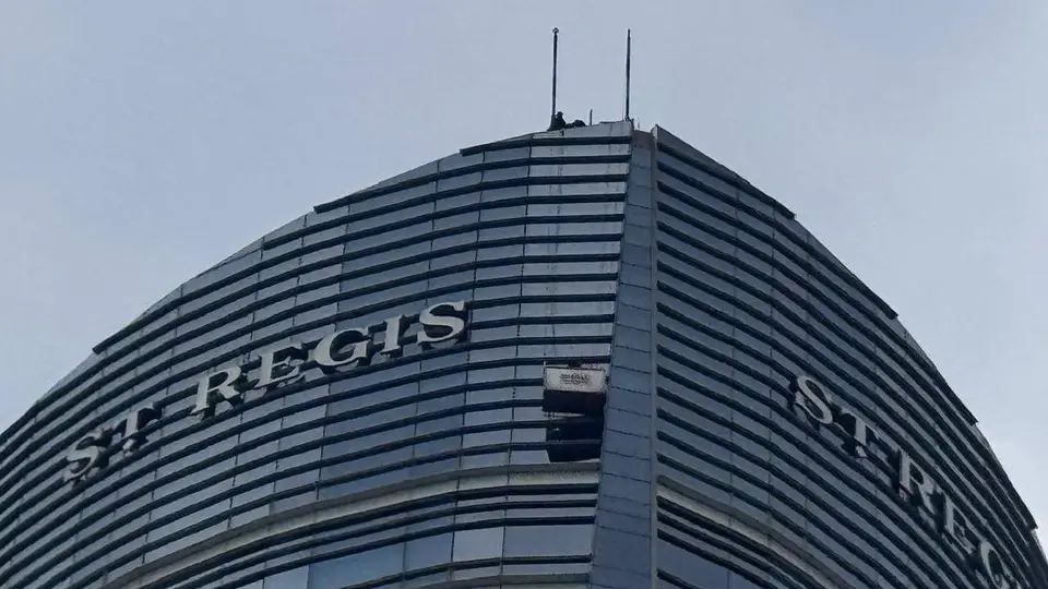 Elementos de emergencia realizaron maniobras para rescatar al trabajador atrapado a gran altura en Paseo de la Reforma./ X: @israellorenzana