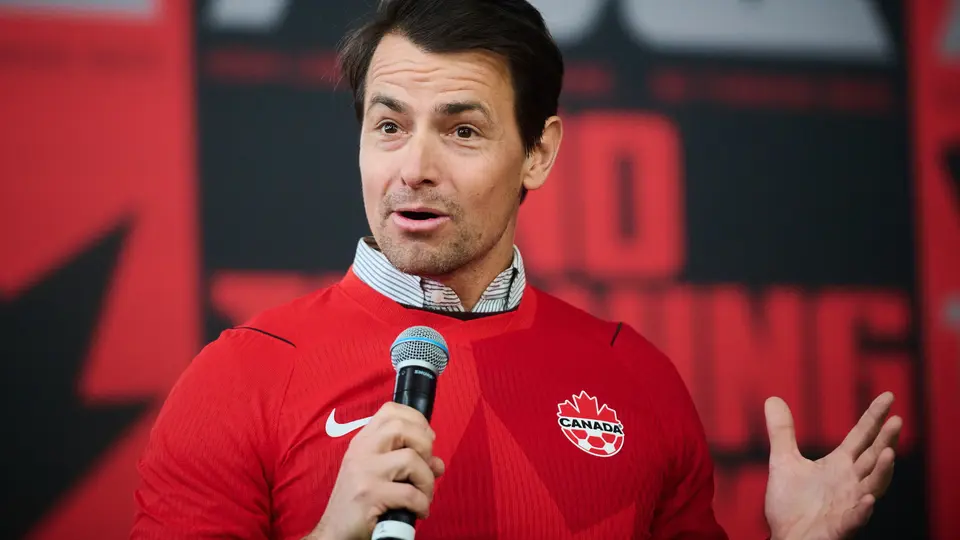 El Secretario de Estado de Canadá Adam van Koeverden con la nueva playera de la selección canadiense l AP