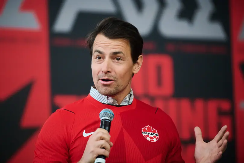 El Secretario de Estado de Canadá Adam van Koeverden con la nueva playera de la selección canadiense l AP