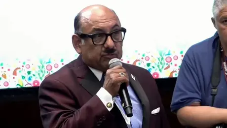 Lord Molécula dice vulgar comentario en conferencia e incomoda a Clara Brugada