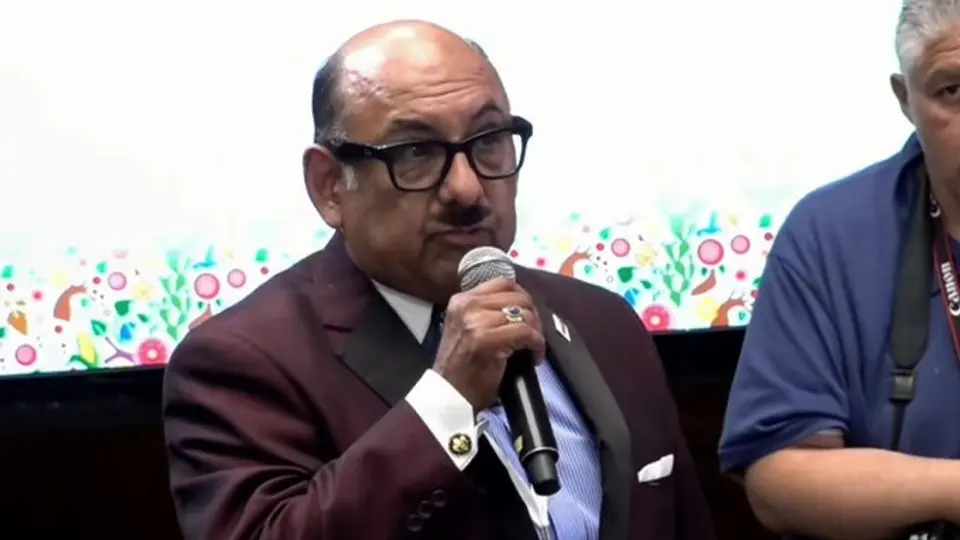 Lord Molécula dice vulgar comentario en conferencia e incomoda a Clara Brugada