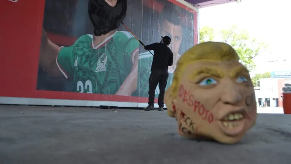 Mural vandalizado en Estadio Azteca l X:Barras_LATAM