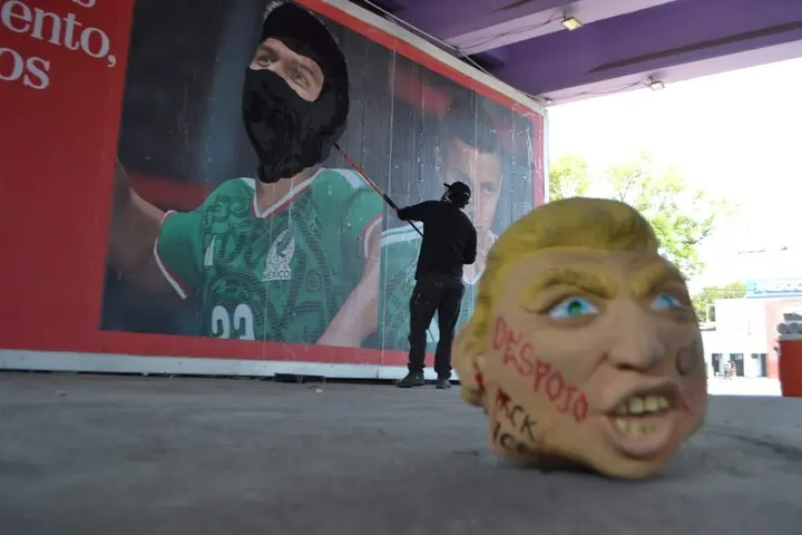 Mural vandalizado en Estadio Azteca l X:Barras_LATAM