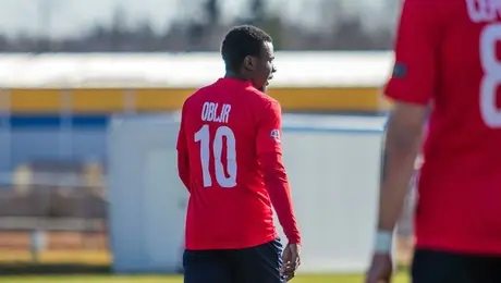 ¡Horror en el futbol europeo! Jugador nigeriano fue atacado con hacha y cuchillo