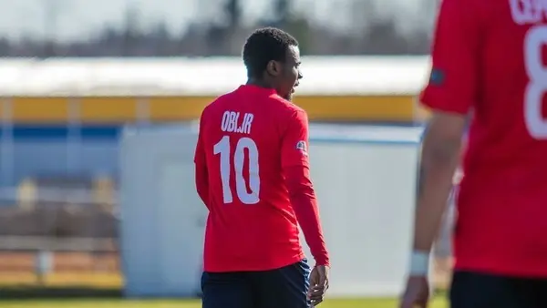 ¡Horror en el futbol europeo! Jugador nigeriano fue atacado con hacha y cuchillo