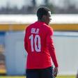 ¡Horror en el futbol europeo! Jugador nigeriano fue atacado con hacha y cuchillo
