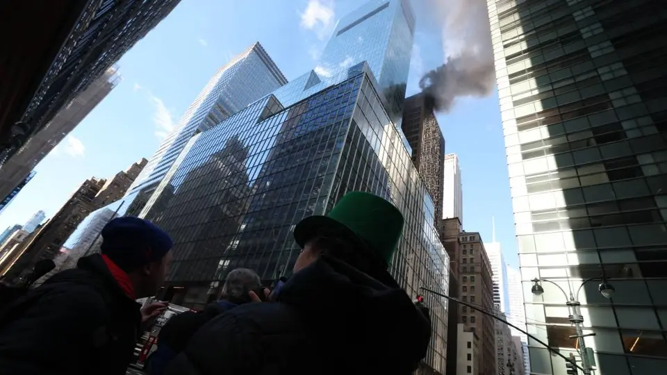 Incendio en rascacielos de Manhattan provoca alerta previo al desfile de San Patricio