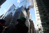 Incendio en rascacielos de Manhattan provoca alerta previo al desfile de San Patricio