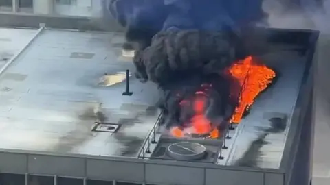 El incendio se originó en la azotea de uno de los edificios/X: @ResistWire