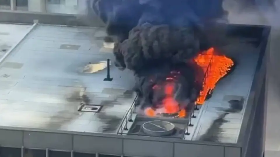 El incendio se originó en la azotea de uno de los edificios/X: @ResistWire