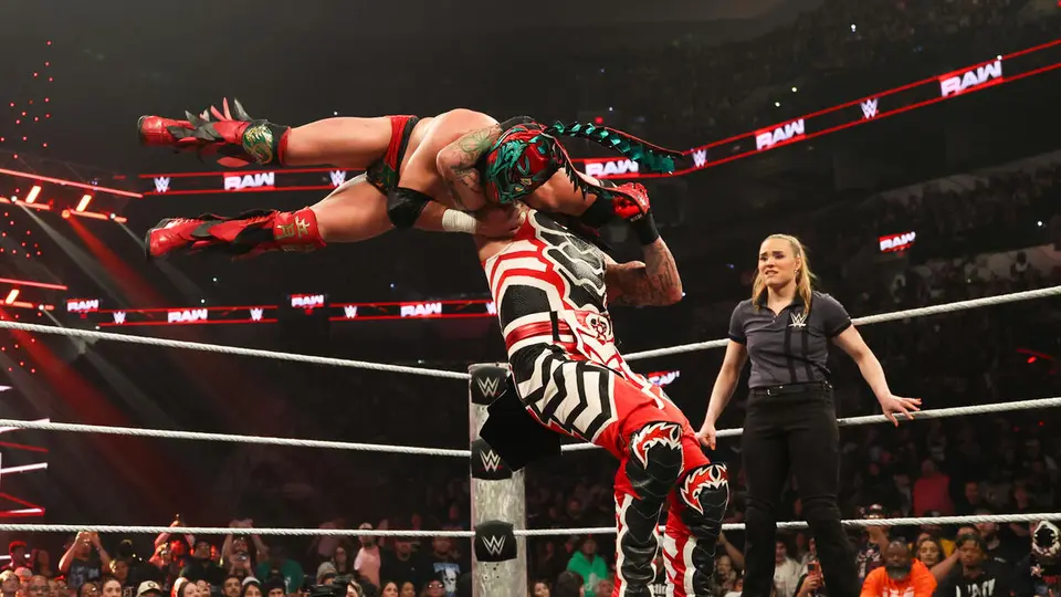 Penta defendió con éxito ante Dragon Lee en una extraordinaria lucha | wwe.com