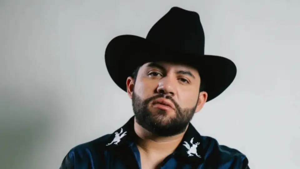 Luis R. Conriquez interpretó corridos durante su presentación en el evento Ring Royale 2026./ IG