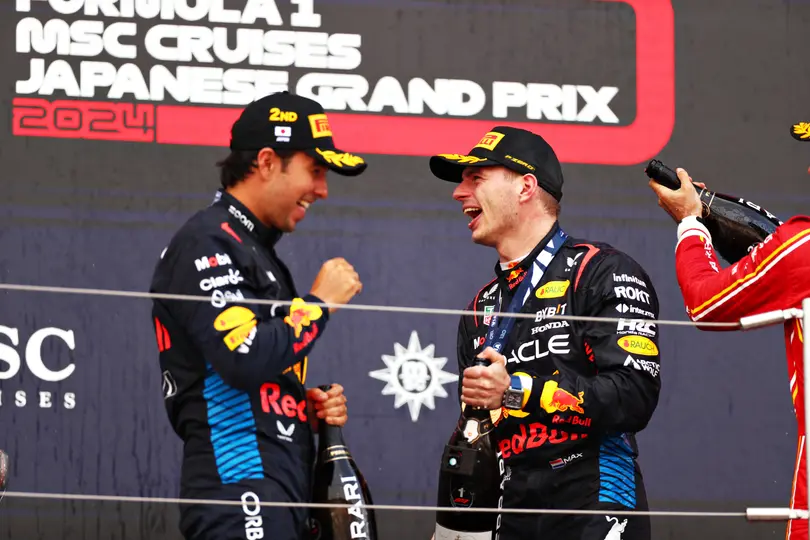 Checo Pérez celebra con Max Verstappen en el podio en el Gran Premio de Japón en 2024 | RED BULL