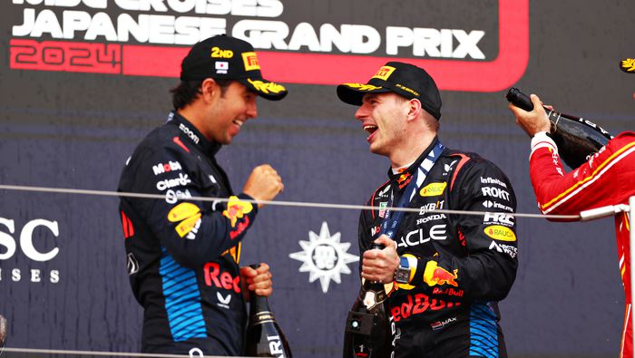 Checo Pérez celebra con Max Verstappen en el podio en el Gran Premio de Japón en 2024 | RED BULL
