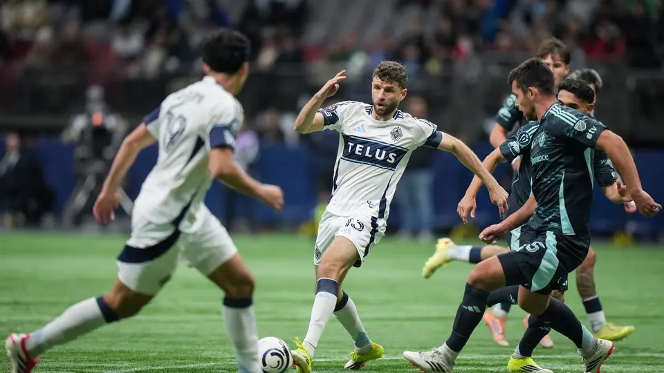 Thomas Müller controla un balón con marca rival l AP