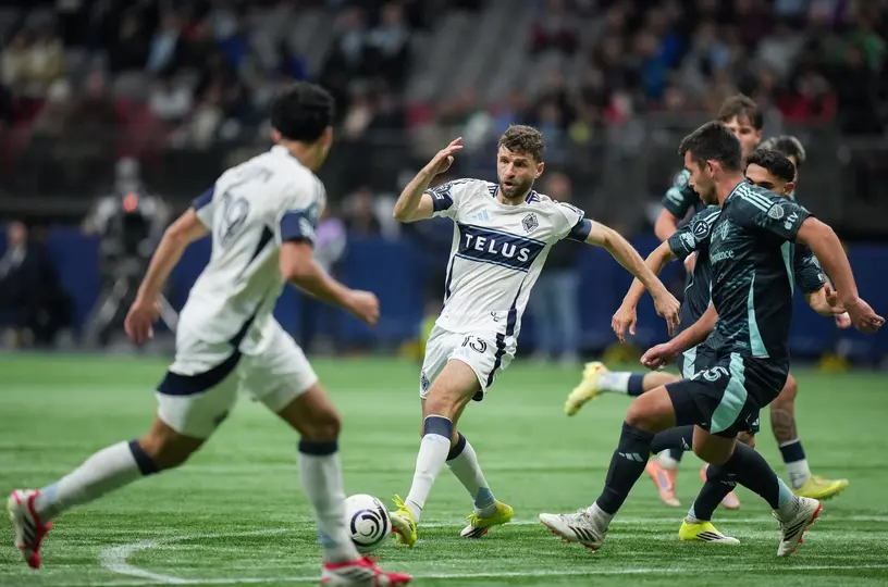 Thomas Müller controla un balón con marca rival l AP
