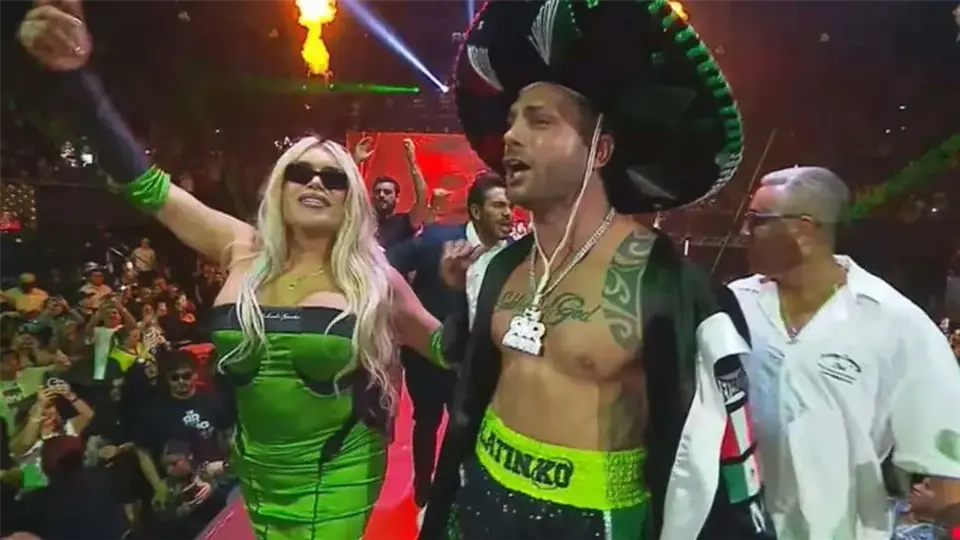 La ley mexicana regula estrictamente el uso de la bandera, incluso en prendas de vestir./ Ring Royale