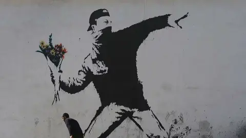 Sus obras aparecieron en murales de edificios destruidos por la guerra en Ucrania / FB: @robertbanksyartist