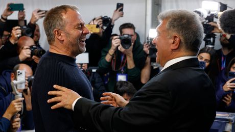 Hansi Flick celebra con Joan Laporta luego de las elecciones presidenciales de Barcelona | AP