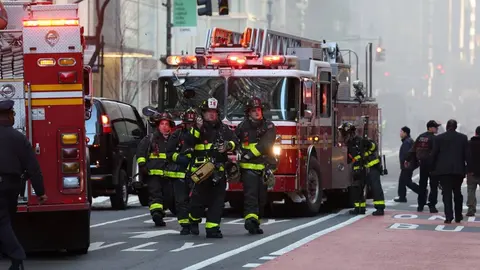 Hasta el lugar llegaron bomberos para controlar el fuego; el saldo es sin lesionados/AFP