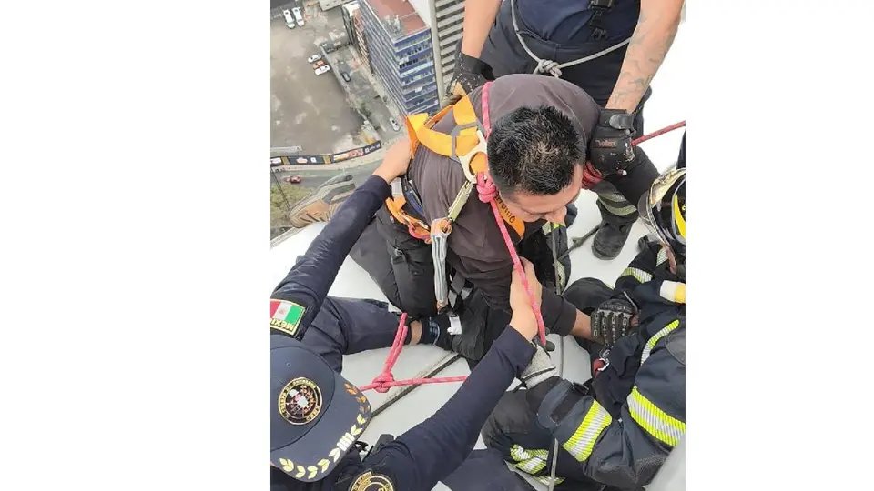 El rescate ocurrió en el Hotel St. Regis, uno de los edificios ubicados sobre Paseo de la Reforma en la CDMX./ X: @azucenau