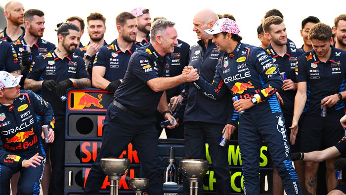 Christian Horner felicita a Checo Pérez tras su podio en el Gran Premio de Japón 2024 | RED BULL