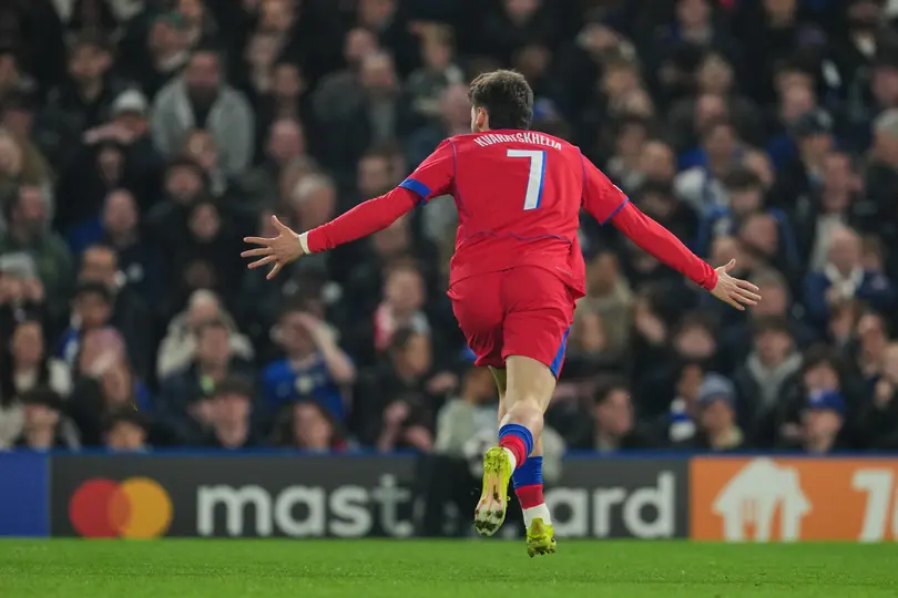 Khvicha Kvaratskhelia usa el dorsal 7 po CR7 l AP